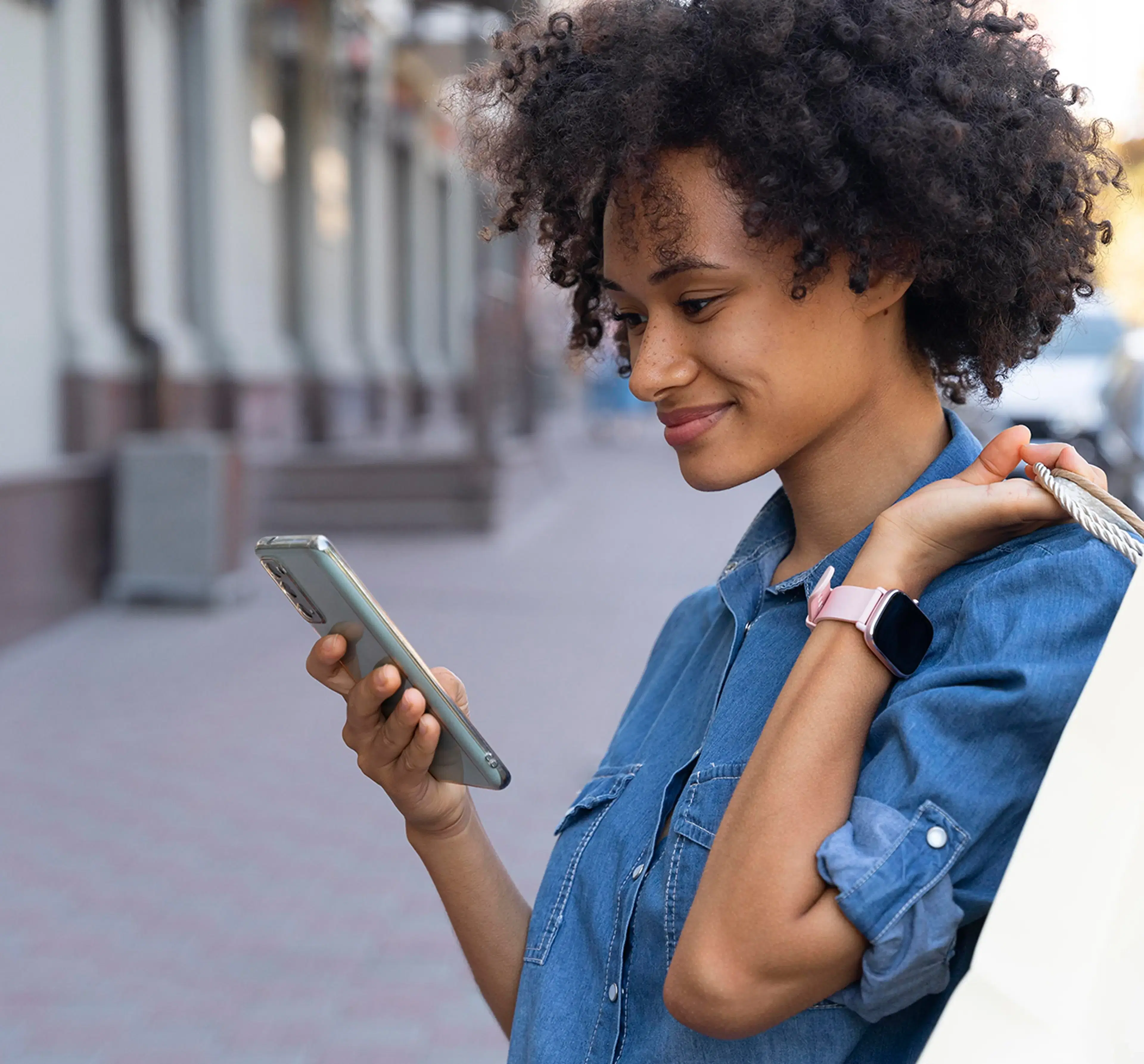 Mulher observando celular sorrindo