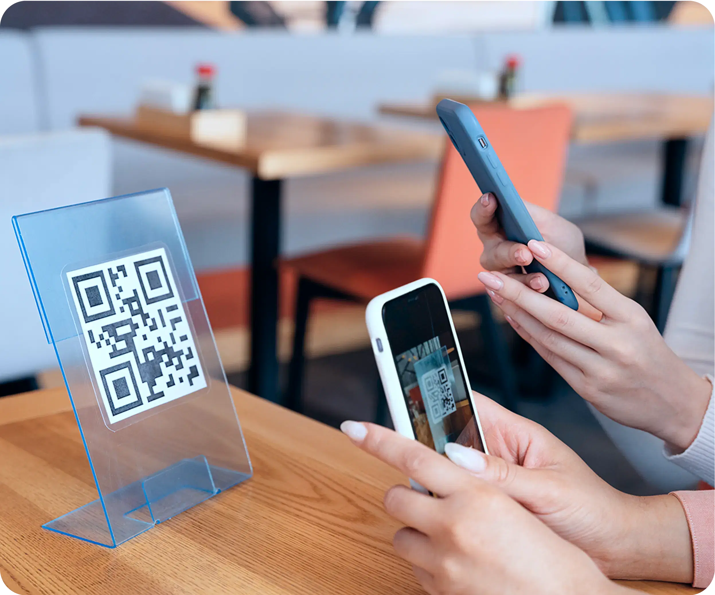 Pessoas escaneando QR Code